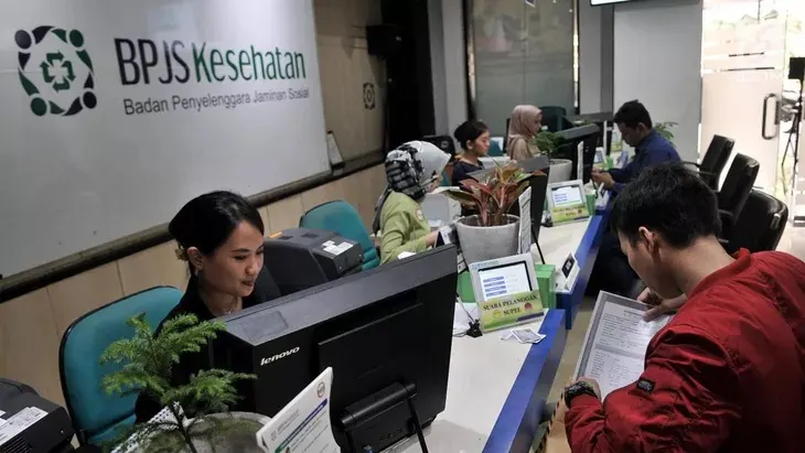 Petugas melayani peserta program BPJS Kesehatan