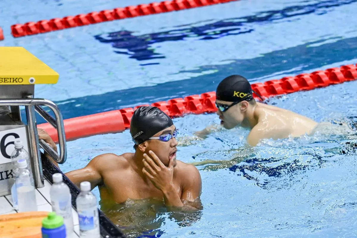 Perenang Indonesia Maulana Rifky Yavianda (kiri) mengikuti latihan resmi cabang olahraga Renang Asian Para Games 2026 di General Gymnasium Rainbow Pool, Nagoya, Jepang, Kamis (15/10/2026). Sebanyak 12 perenang Indonesia mulai menjalani latihan resmi dan mencoba venue pertandingan renang Asian Games 2016 Aichi-Nagoya yang akan digelar pada 19 hingga 23 Oktober mendatang.