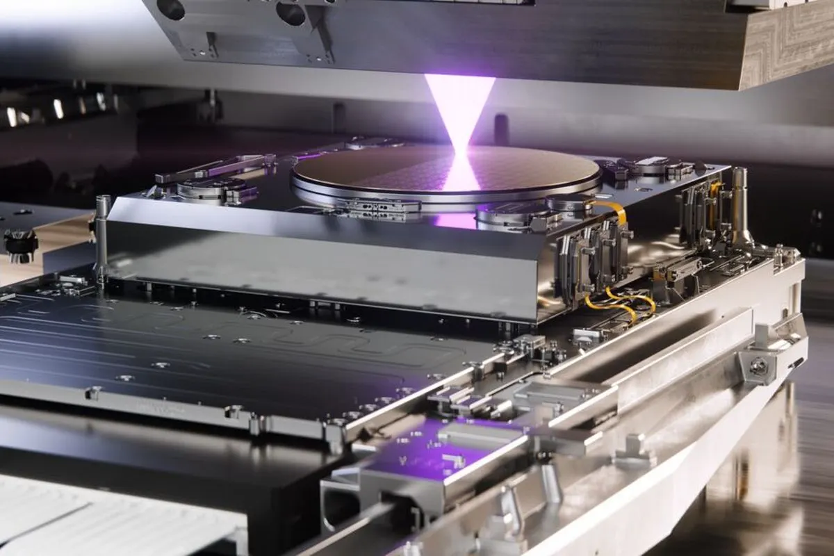Animasi litografi EUV High NA menampilkan wafer silikon dalam proses pola. Cahaya EUV difokuskan ke wafer yang berada di atas meja stage wafer.