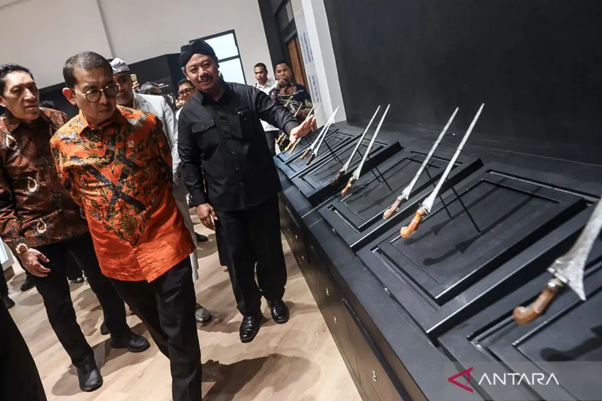 Menteri Kebudayaan Fadli Zon (kedua kiri) didampingi Staf Khusus Menteri Kebudayaan Bidang Sejarah dan Perlindungan Warisan Budaya Basuki Teguh Yuwono (kanan) melihat koleksi keris saat peresmian Museum Keris Indonesia di Taman Mini Indonesia Indah (TMII), Jakarta, Jumat (16/10/2026). Museum yang baru menjalani revitalisasi sebagai upaya melestarikan warisan budaya bangsa sekaligus memperkuat fungsi museum sebagai pusat edukasi dan informasi kebudayaan tersebut memiliki 6.021 koleksi yang terdir