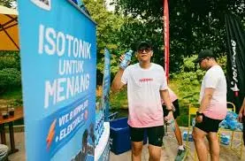 Sejumlah pelari dari komunitas Topscore melakukan persiapan jelang Jakarta Running Festival 2026 di kawasann Gelora Bung Karno, Jakarta, Selasa (20/10/2026).
