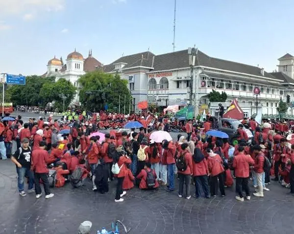 Massa aksi menyampaikan aspirasi di Titik Nol KM Yogyakarta, Selasa (20/10/2026).