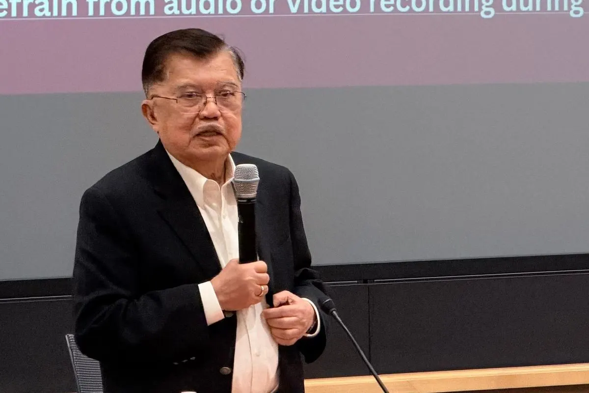 Wakil Presiden ke-10 dan ke-12 RI Jusuf Kalla saat memberikan kuliah bertajuk Leadership Amidst Uncertainty: Lessons from Experience di Harvard University, Cambridge, Massachusetts, Amerika Serikat, Kamis (22/10/2026).