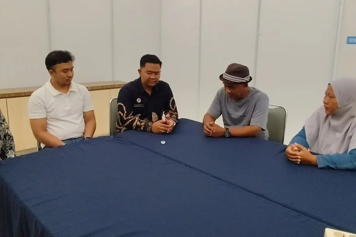 Dokter Ervina Dirut RS Siloam Putra Bahagia bersama Korwil SPPG menemui orang tua korban dugaan keracunan Makan Bergizi Gratis (MBG) di rumah sakit Siloam pada Jumat (23/10/2026) petang.
