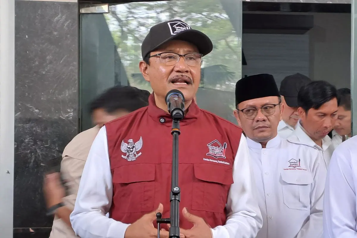 Menteri Sosial Saifullah Yusuf atau Gus Ipul memberikan keterangan kepada wartawan seusai menghadiri peringatan satu tahun penyelenggaraan Sekolah Rakyat di Makassar, Sulawesi Selatan, Rabu (28/10/2026).