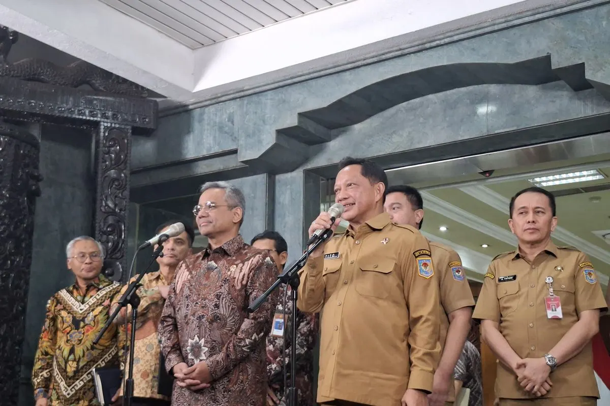Menteri Dalam Negeri (Mendagri) Tito Karnavian dan Menteri Keuangan (Menkeu) Suahasil Nazara