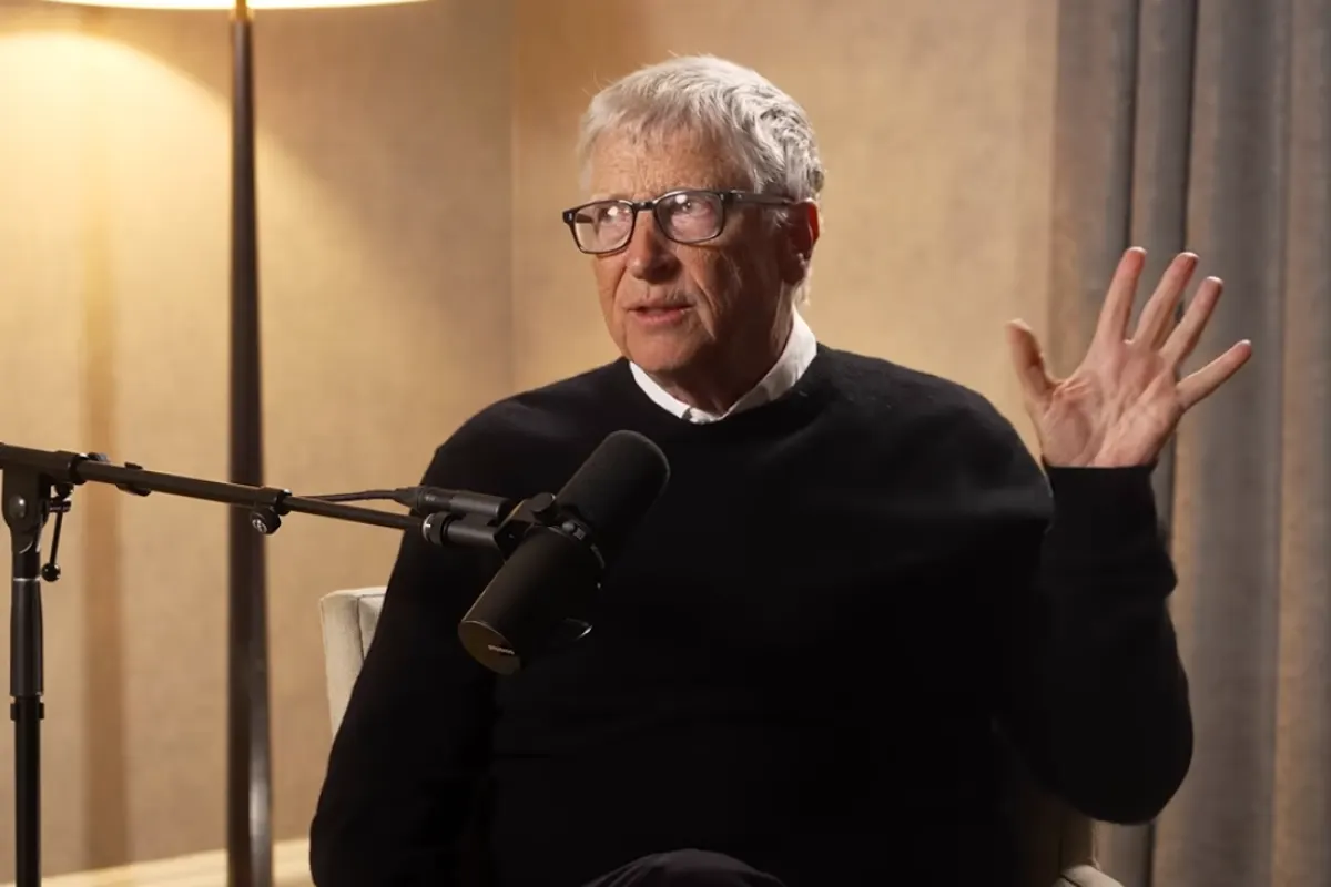 Tangkapan layar Bill Gates saat berbincang dengan pemimpin redaksi The Verge, Nilay Patel, dalam podcast Decoder yang tayang di YouTube pada 22 Oktober 2026.