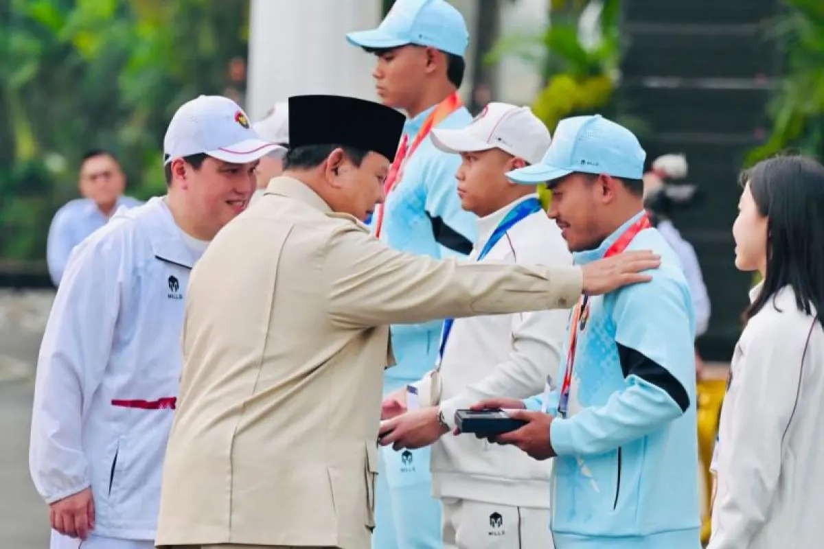 Presiden Prabowo Subianto memberikan penghargaan kepada atlet peraih medali Asian Games dan Asian Para Games 2026 Aichi-Nagoya di halaman Istana Merdeka Jakarta, Kamis (29/10/2026).