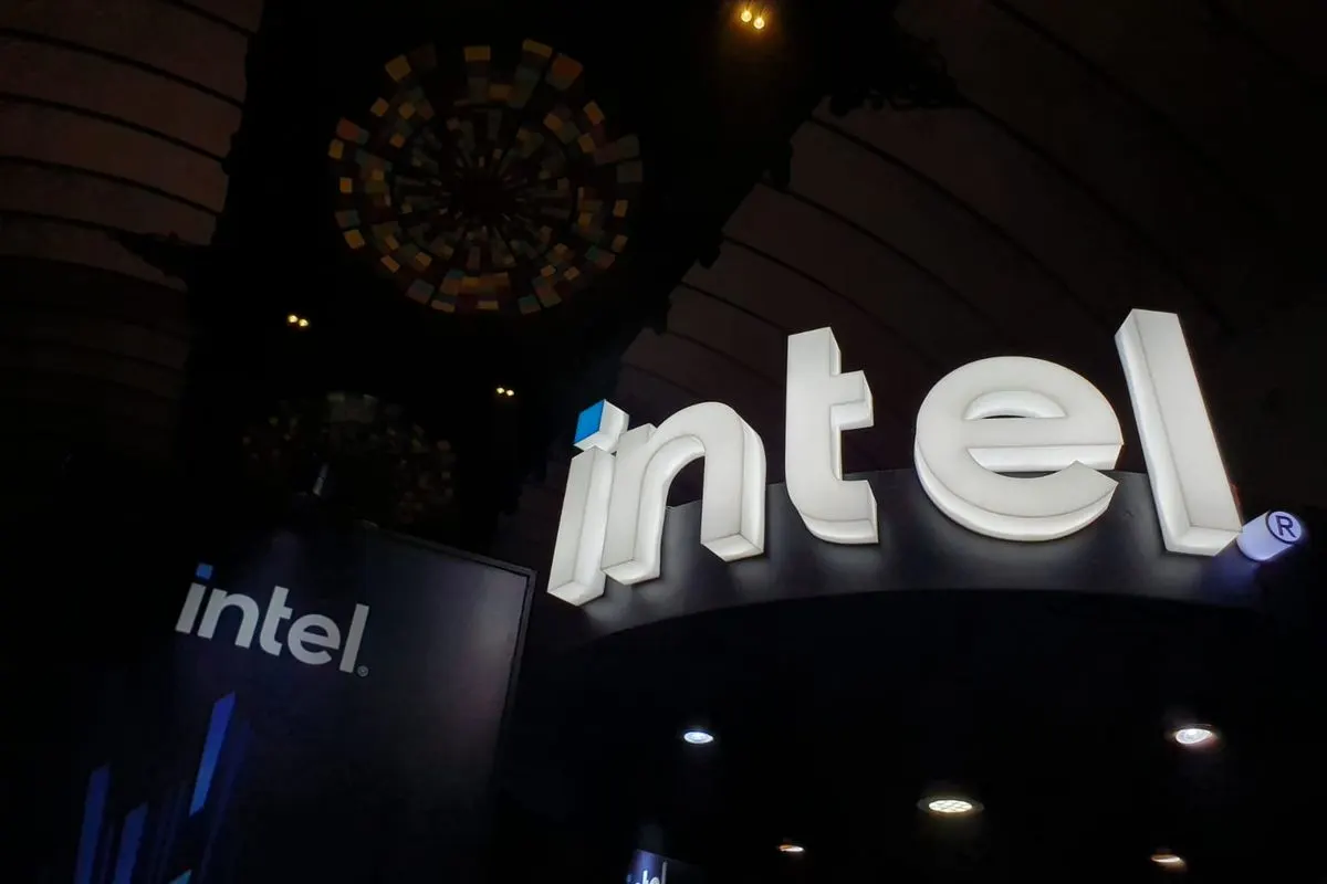 Logo Intel dalam peluncuran Intel Gen 13 di Indonesia